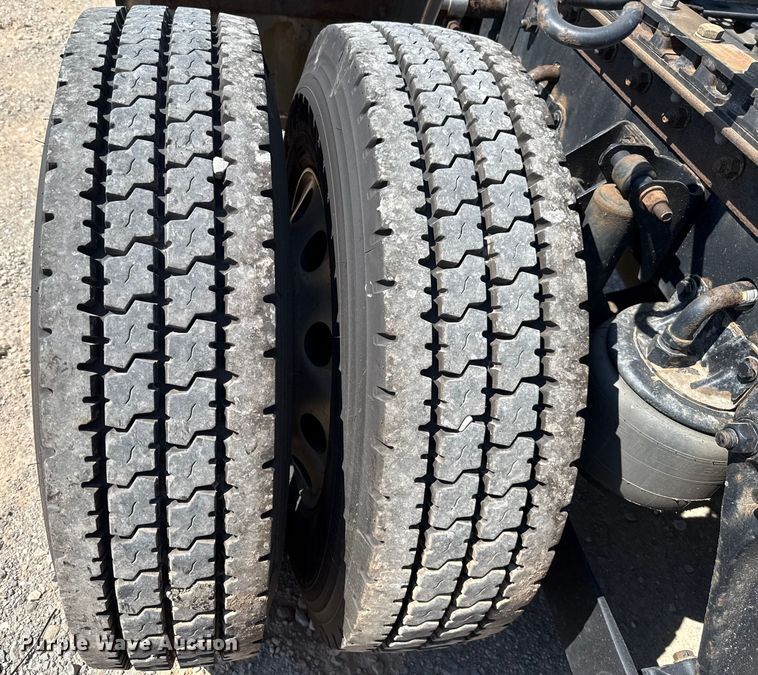 image for item EU2211 2020 Kenworth T680 semi truck