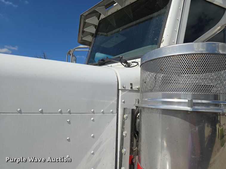 image for item EU3644 2007 Peterbilt 379 semi truck