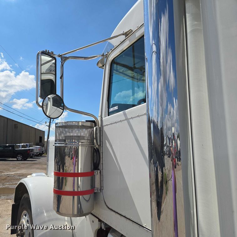 image for item EU3644 2007 Peterbilt 379 semi truck