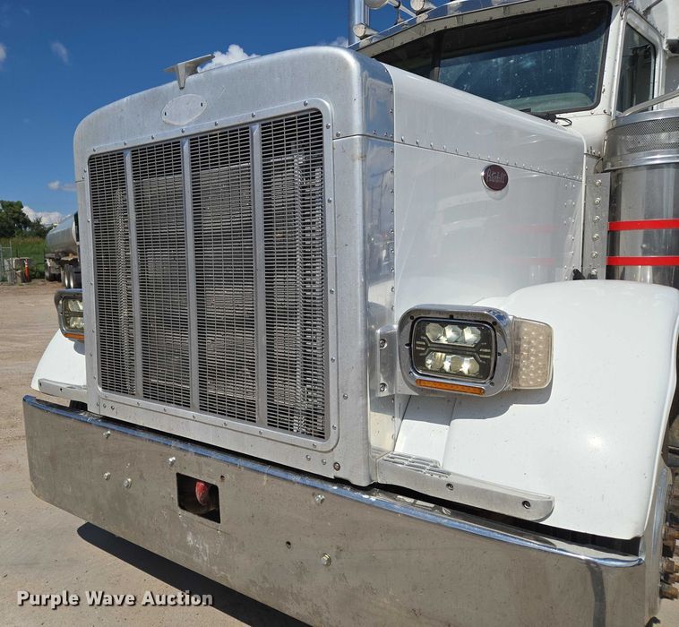 image for item EU3644 2007 Peterbilt 379 semi truck