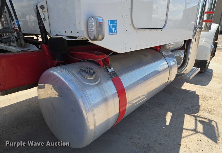 image for item EU3644 2007 Peterbilt 379 semi truck