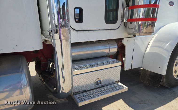 image for item EU3644 2007 Peterbilt 379 semi truck