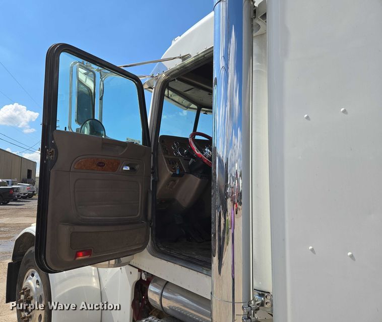 image for item EU3644 2007 Peterbilt 379 semi truck