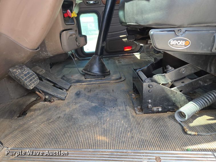 image for item EU3644 2007 Peterbilt 379 semi truck