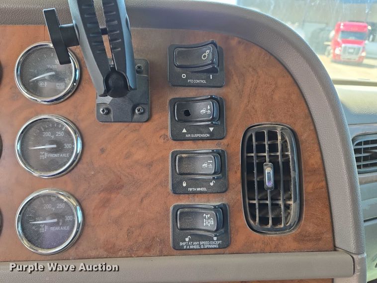 image for item EU3644 2007 Peterbilt 379 semi truck