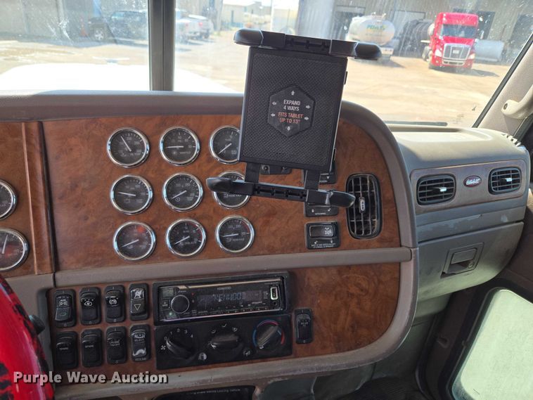 image for item EU3644 2007 Peterbilt 379 semi truck