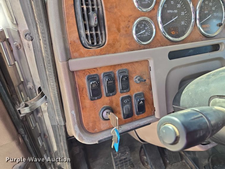 image for item EU3644 2007 Peterbilt 379 semi truck