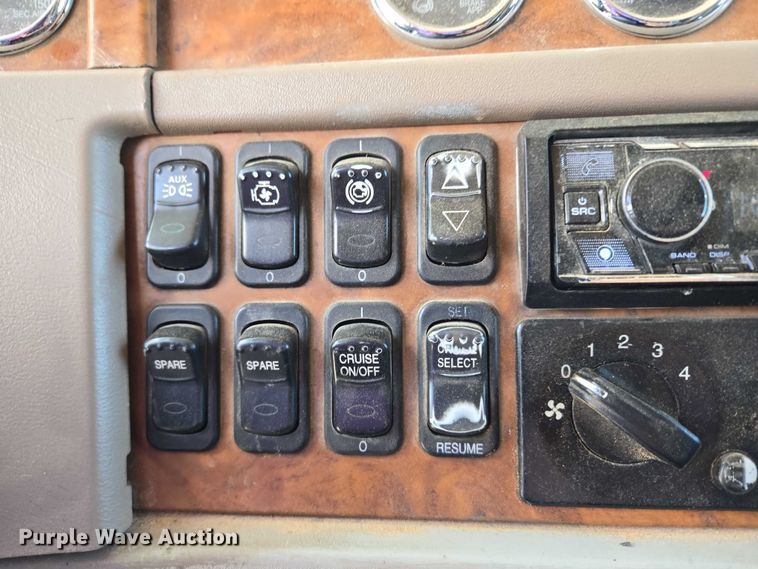 image for item EU3644 2007 Peterbilt 379 semi truck