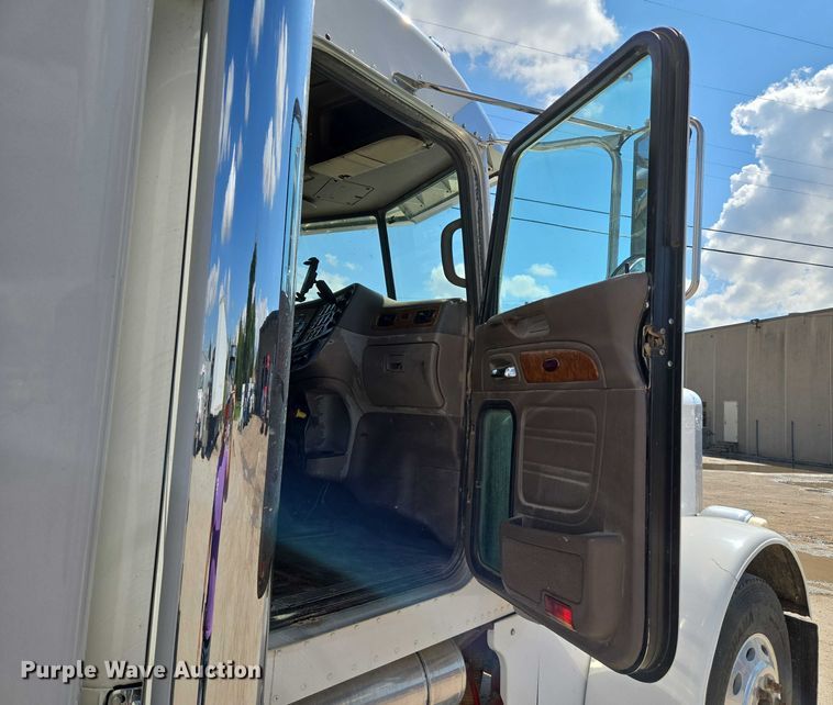 image for item EU3644 2007 Peterbilt 379 semi truck