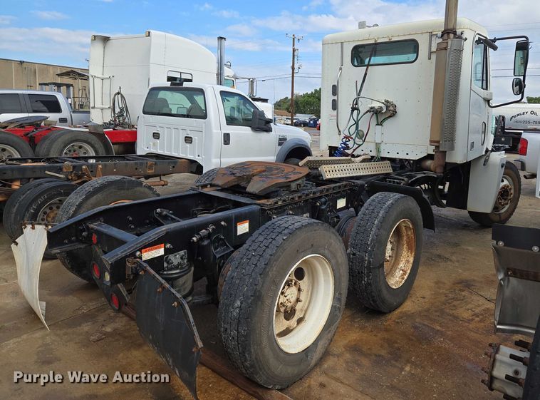 image for item EU3646 2006 Freightliner Columbia semi truck