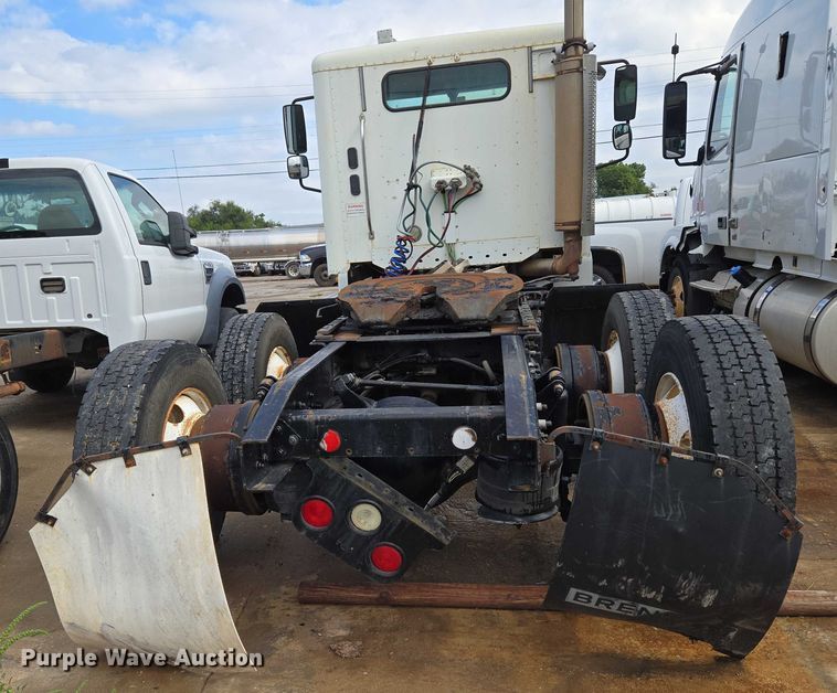 image for item EU3646 2006 Freightliner Columbia semi truck