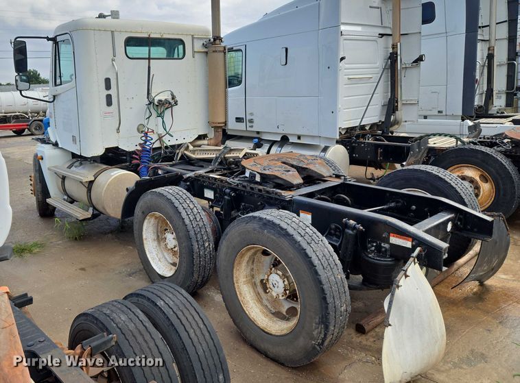 image for item EU3646 2006 Freightliner Columbia semi truck