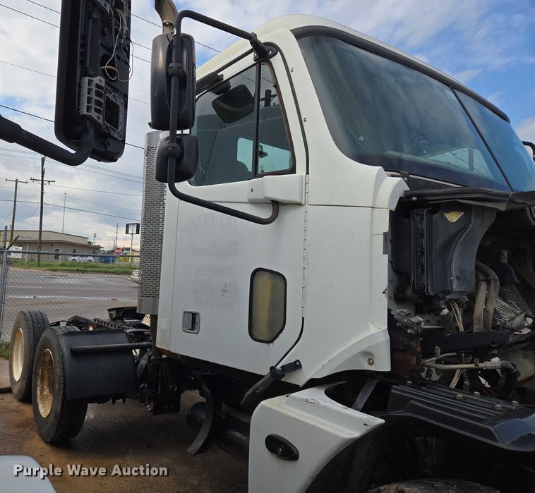 image for item EU3646 2006 Freightliner Columbia semi truck