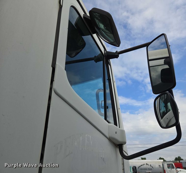 image for item EU3646 2006 Freightliner Columbia semi truck