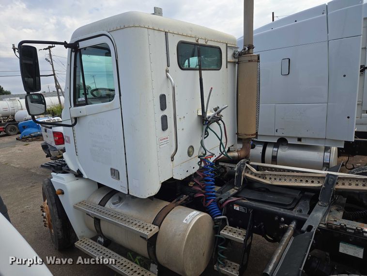 image for item EU3646 2006 Freightliner Columbia semi truck