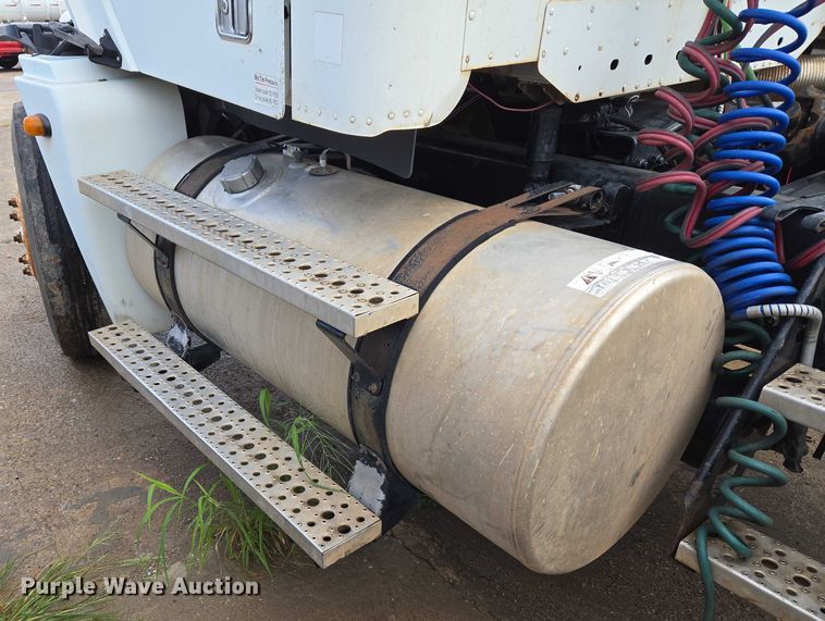 image for item EU3646 2006 Freightliner Columbia semi truck