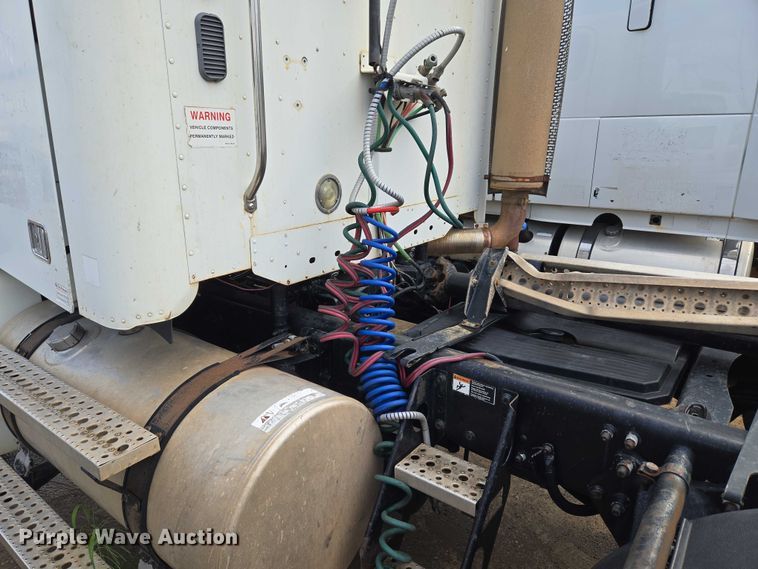 image for item EU3646 2006 Freightliner Columbia semi truck