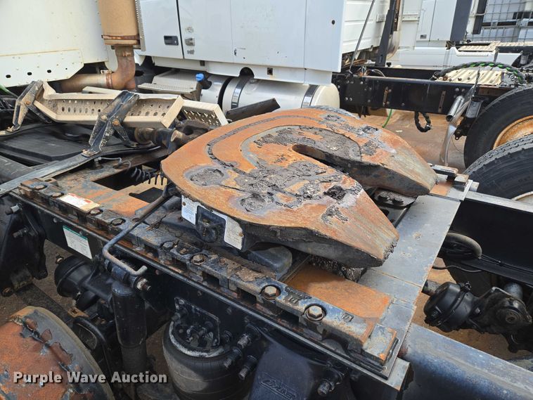 image for item EU3646 2006 Freightliner Columbia semi truck