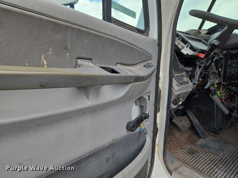 image for item EU3646 2006 Freightliner Columbia semi truck