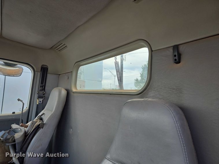 image for item EU3646 2006 Freightliner Columbia semi truck