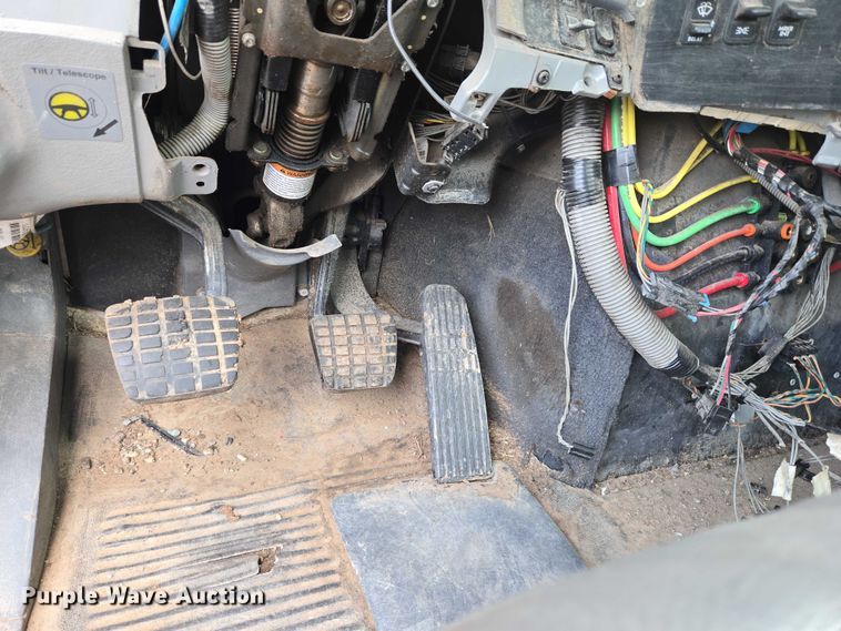 image for item EU3646 2006 Freightliner Columbia semi truck