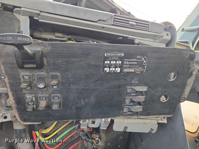 image for item EU3646 2006 Freightliner Columbia semi truck