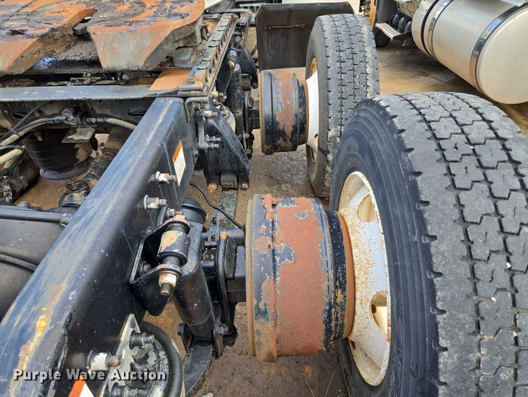 image for item EU3646 2006 Freightliner Columbia semi truck