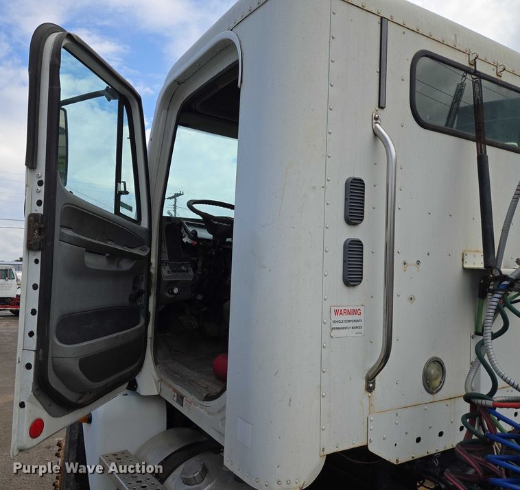 image for item EU3646 2006 Freightliner Columbia semi truck