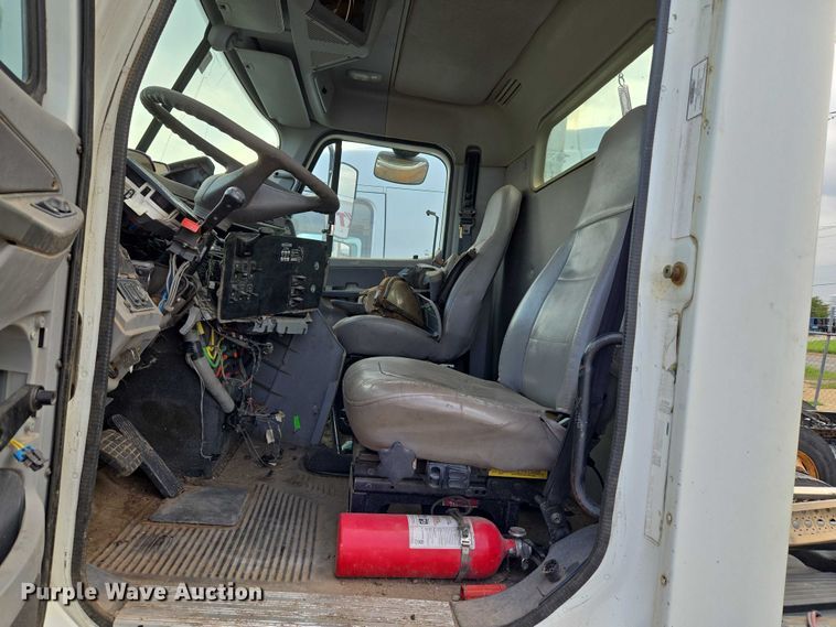 image for item EU3646 2006 Freightliner Columbia semi truck