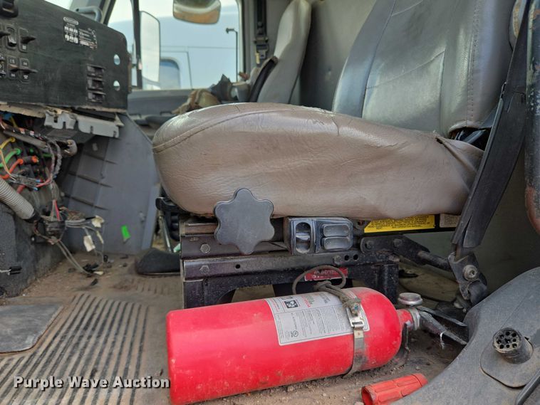 image for item EU3646 2006 Freightliner Columbia semi truck