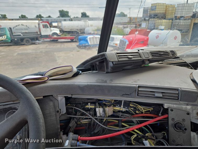 image for item EU3646 2006 Freightliner Columbia semi truck