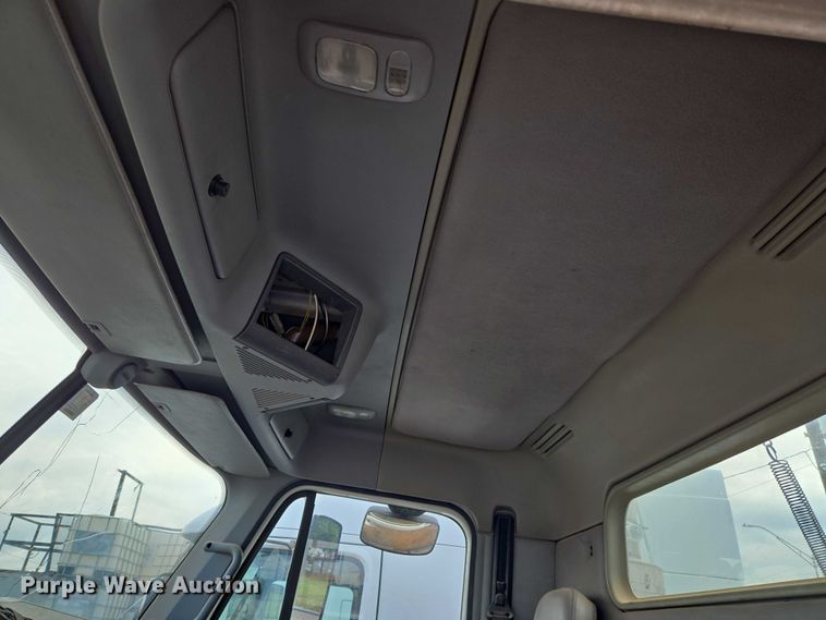 image for item EU3646 2006 Freightliner Columbia semi truck