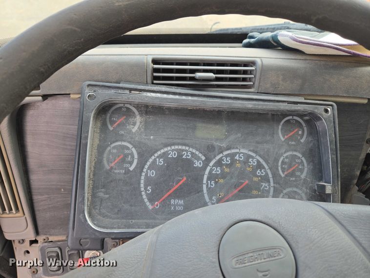 image for item EU3646 2006 Freightliner Columbia semi truck