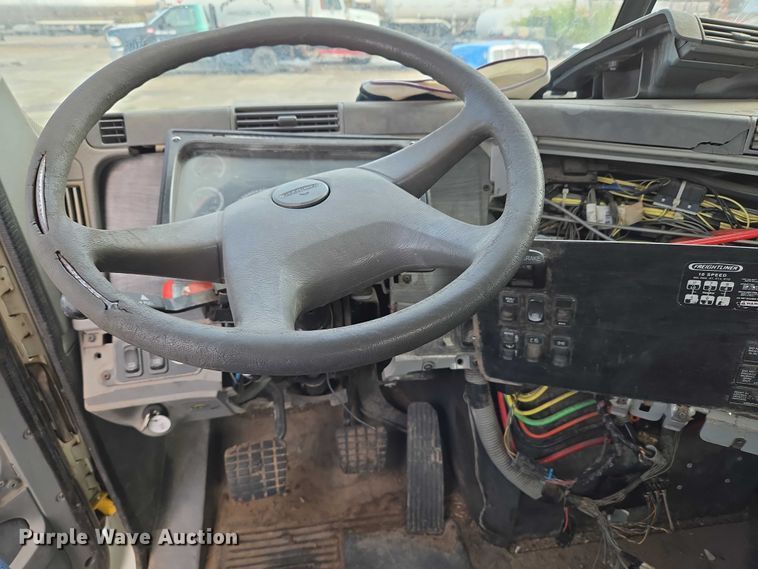 image for item EU3646 2006 Freightliner Columbia semi truck