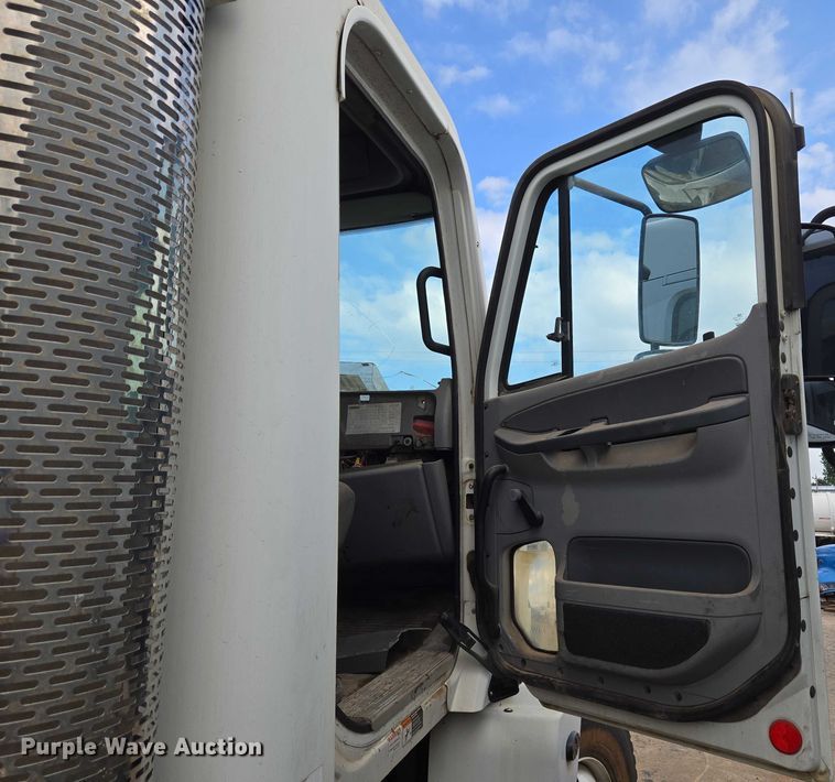 image for item EU3646 2006 Freightliner Columbia semi truck