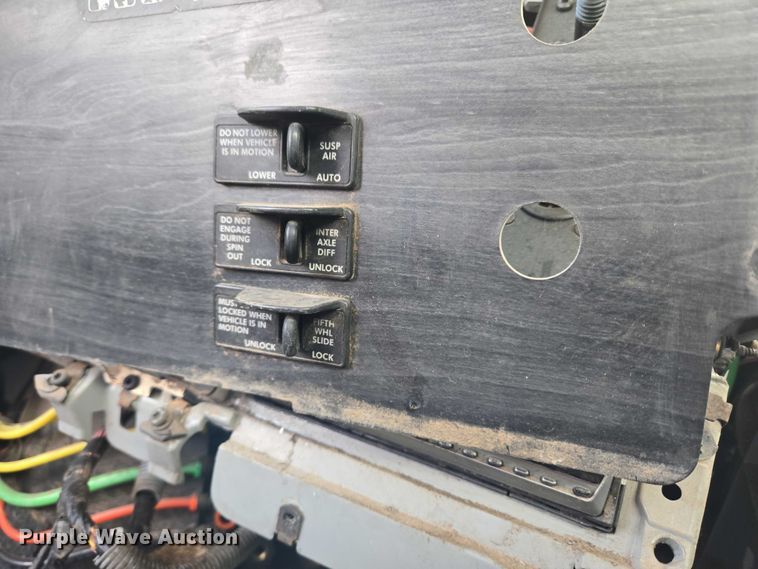 image for item EU3646 2006 Freightliner Columbia semi truck