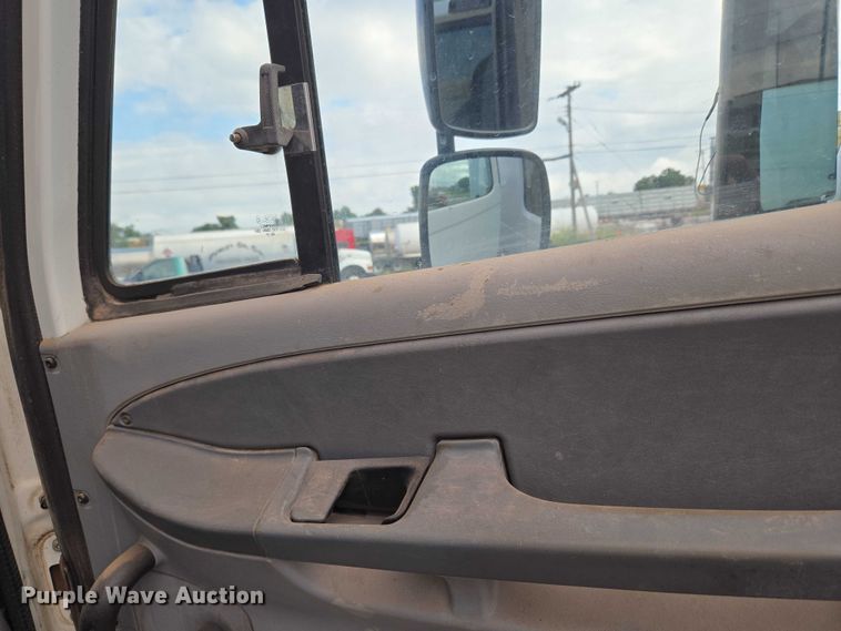 image for item EU3646 2006 Freightliner Columbia semi truck