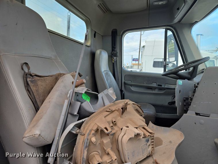 image for item EU3646 2006 Freightliner Columbia semi truck