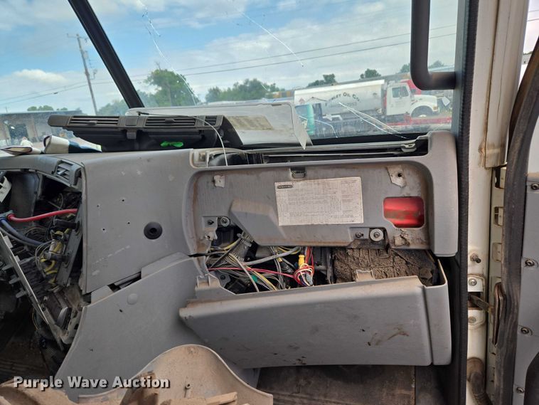 image for item EU3646 2006 Freightliner Columbia semi truck