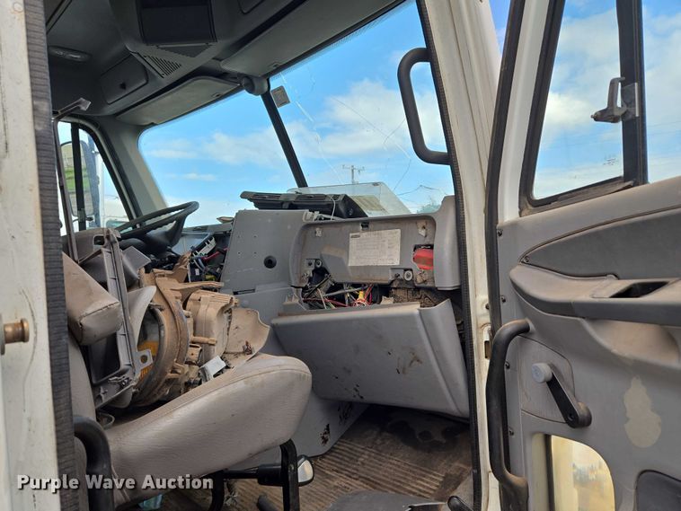 image for item EU3646 2006 Freightliner Columbia semi truck