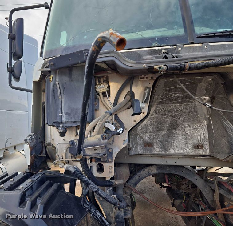 image for item EU3646 2006 Freightliner Columbia semi truck