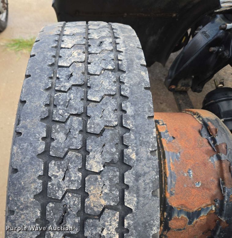 image for item EU3646 2006 Freightliner Columbia semi truck