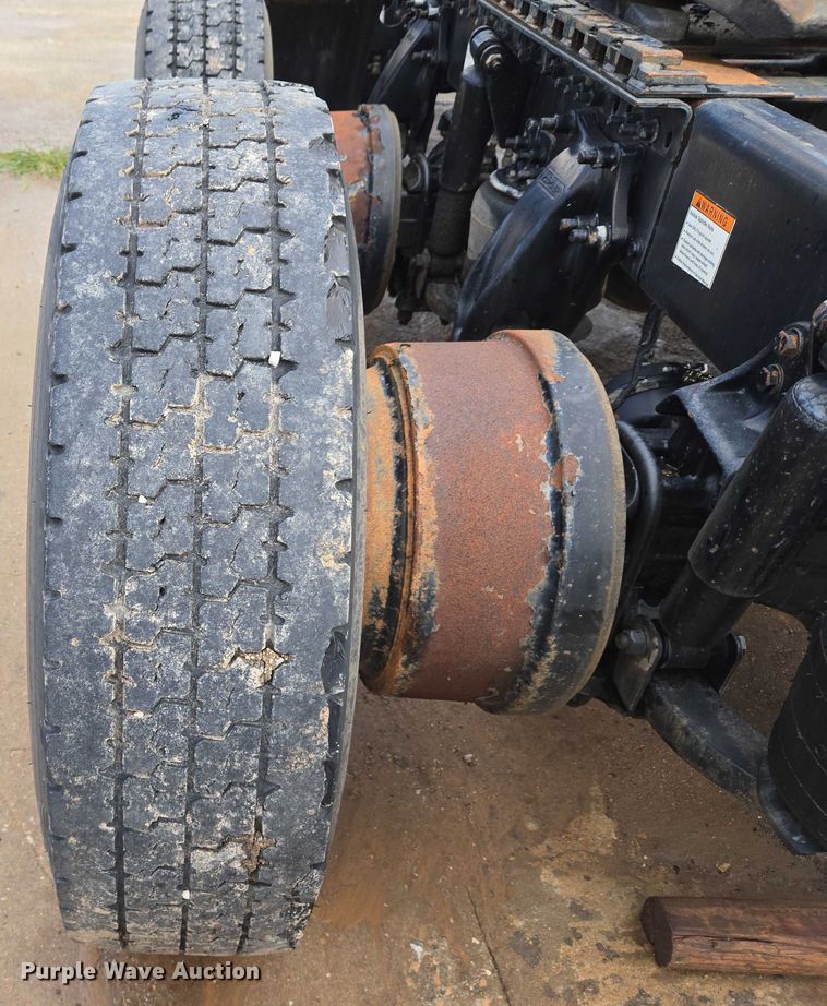 image for item EU3646 2006 Freightliner Columbia semi truck