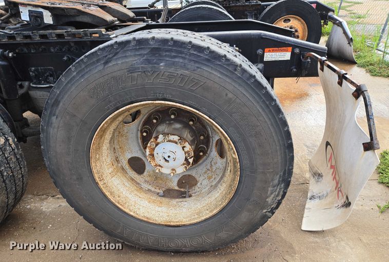 image for item EU3646 2006 Freightliner Columbia semi truck