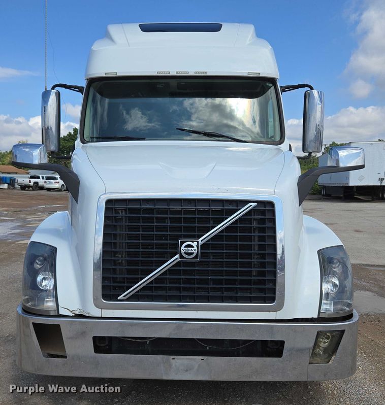 image for item EU3648 2015 Volvo VN semi truck