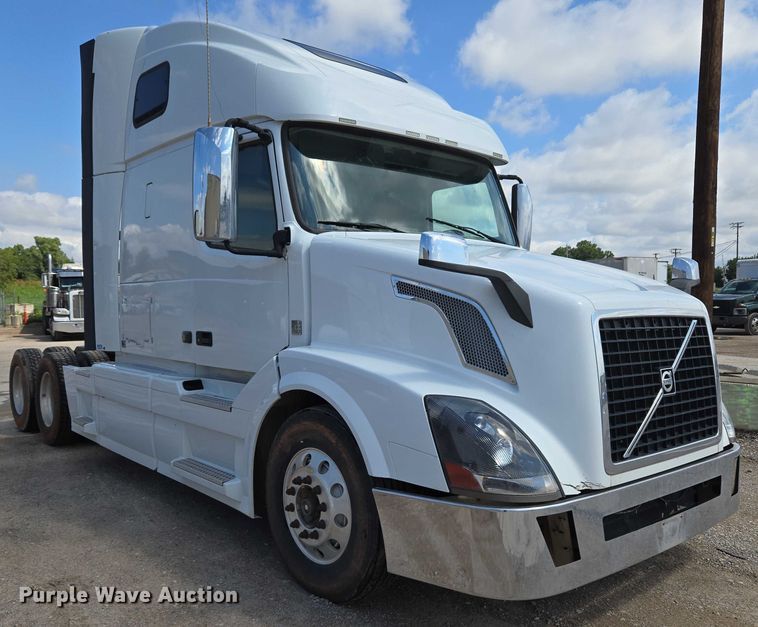 image for item EU3648 2015 Volvo VN semi truck