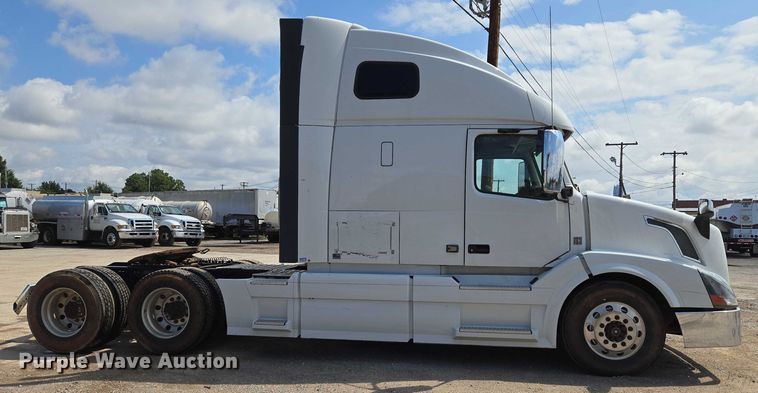 image for item EU3648 2015 Volvo VN semi truck