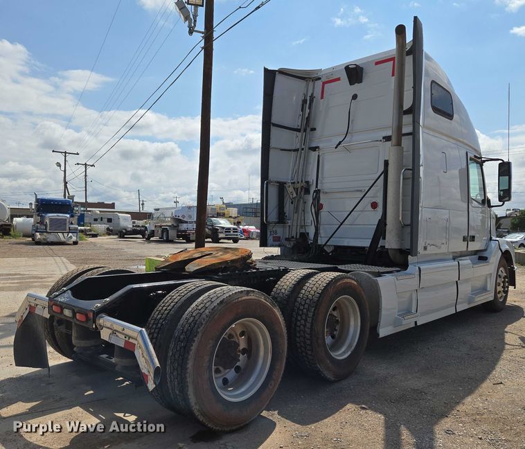 image for item EU3648 2015 Volvo VN semi truck