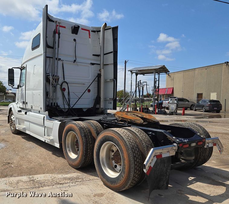 image for item EU3648 2015 Volvo VN semi truck