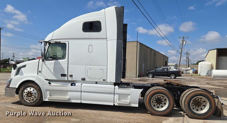 image for item EU3648 2015 Volvo VN semi truck